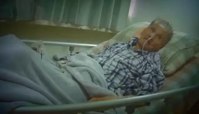 94歲歌王被下毒後近況曝光,體重增至42公斤,小25歲妻子不離不棄