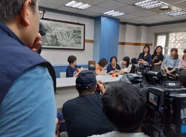 94歲歌王被下毒後近況曝光,體重增至42公斤,小25歲妻子不離不棄