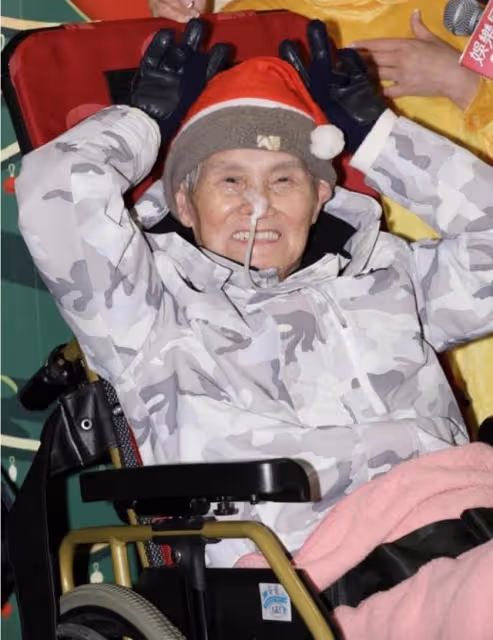 94歲歌王被下毒後近況曝光,體重增至42公斤,小25歲妻子不離不棄