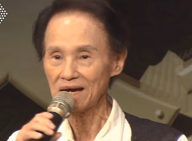 94歲歌王被下毒後近況曝光,體重增至42公斤,小25歲妻子不離不棄