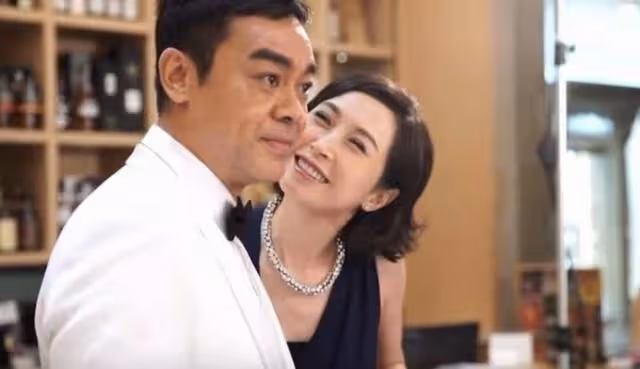 羨煞旁人!影帝劉青雲攜妻街頭十指緊扣看醫生,結婚23年愛得痴纏