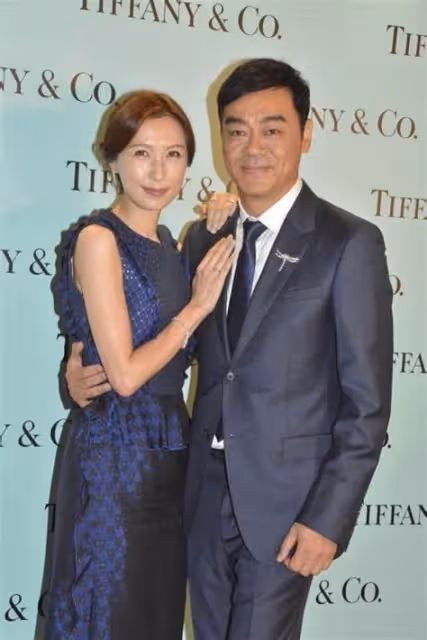 羨煞旁人!影帝劉青雲攜妻街頭十指緊扣看醫生,結婚23年愛得痴纏