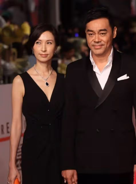 羨煞旁人!影帝劉青雲攜妻街頭十指緊扣看醫生,結婚23年愛得痴纏