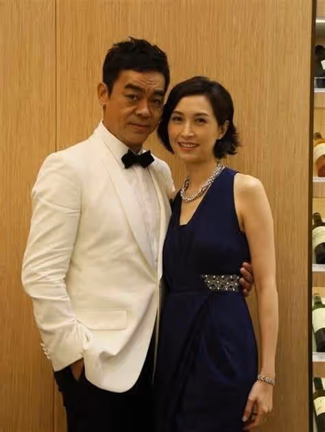 羨煞旁人!影帝劉青雲攜妻街頭十指緊扣看醫生,結婚23年愛得痴纏