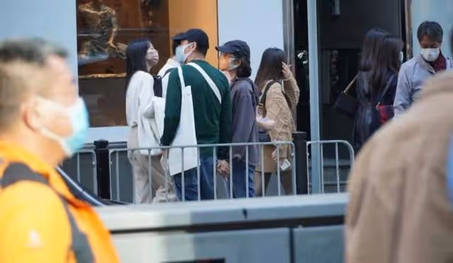 羨煞旁人!影帝劉青雲攜妻街頭十指緊扣看醫生,結婚23年愛得痴纏