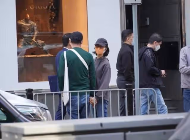 羨煞旁人!影帝劉青雲攜妻街頭十指緊扣看醫生,結婚23年愛得痴纏
