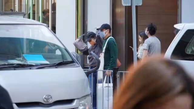羨煞旁人!影帝劉青雲攜妻街頭十指緊扣看醫生,結婚23年愛得痴纏