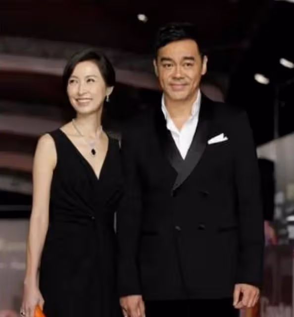 羨煞旁人!影帝劉青雲攜妻街頭十指緊扣看醫生,結婚23年愛得痴纏
