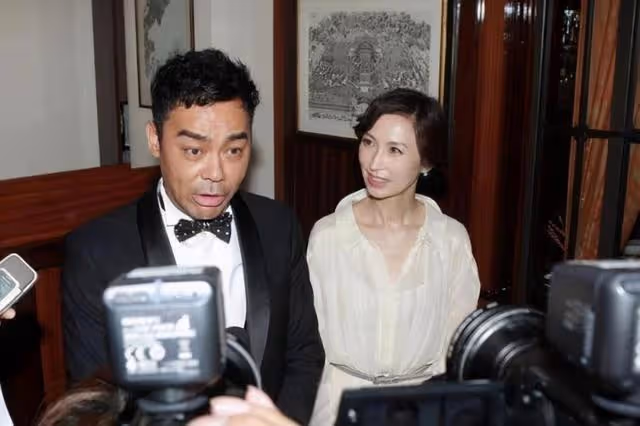 羨煞旁人!影帝劉青雲攜妻街頭十指緊扣看醫生,結婚23年愛得痴纏