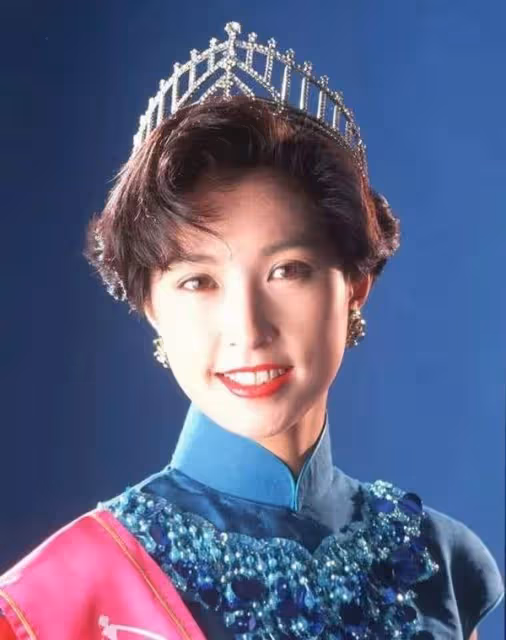 羨煞旁人!影帝劉青雲攜妻街頭十指緊扣看醫生,結婚23年愛得痴纏