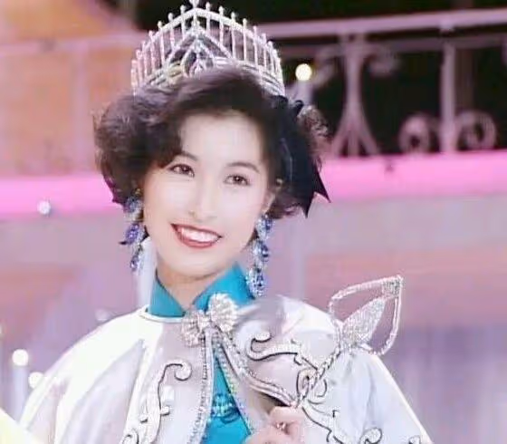 羨煞旁人!影帝劉青雲攜妻街頭十指緊扣看醫生,結婚23年愛得痴纏