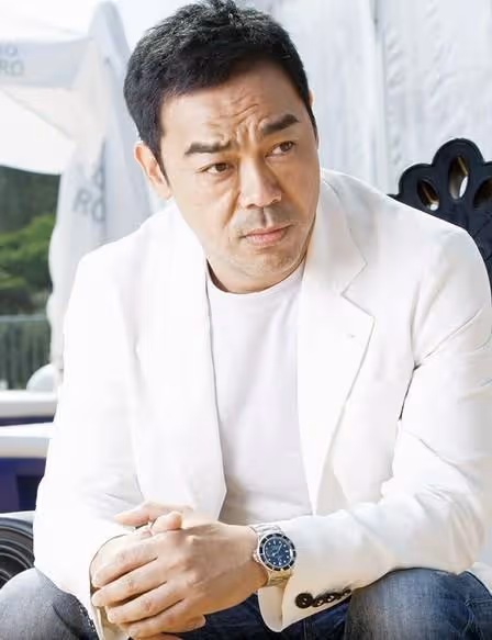 羨煞旁人!影帝劉青雲攜妻街頭十指緊扣看醫生,結婚23年愛得痴纏