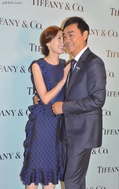 羨煞旁人!影帝劉青雲攜妻街頭十指緊扣看醫生,結婚23年愛得痴纏