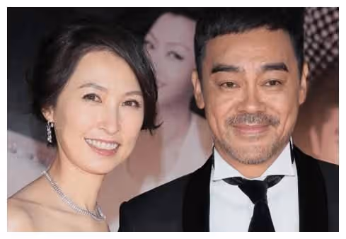 羨煞旁人!影帝劉青雲攜妻街頭十指緊扣看醫生,結婚23年愛得痴纏