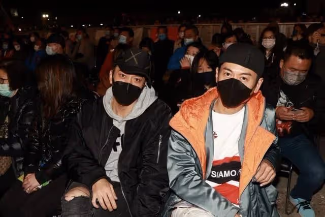 恭喜!香港著名凍齡男神不否認有新戀情,受緋聞女友邀請看跨年秀