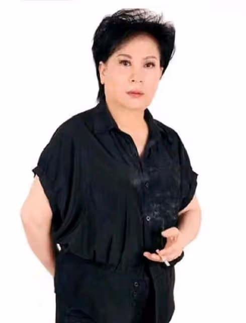 2006年,她參加選秀節目回鄉後走紅,50歲成毛主席唯一女特型演員
