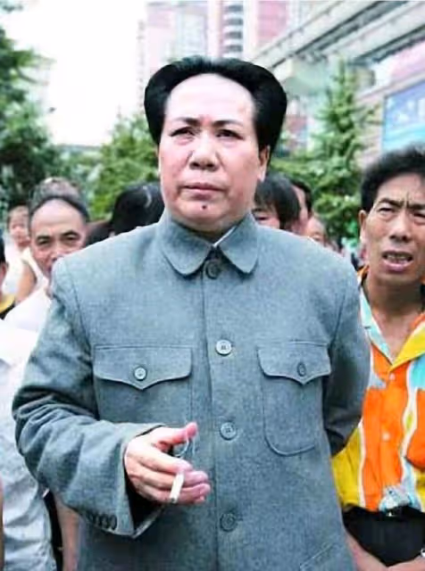 2006年,她參加選秀節目回鄉後走紅,50歲成毛主席唯一女特型演員