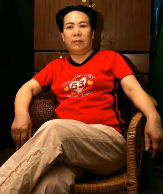 2006年,她參加選秀節目回鄉後走紅,50歲成毛主席唯一女特型演員