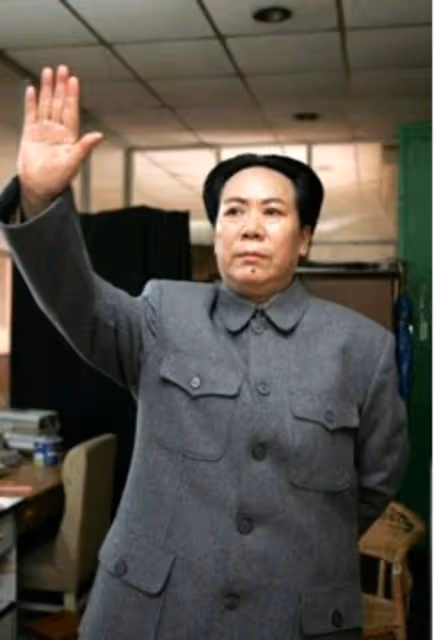 2006年,她參加選秀節目回鄉後走紅,50歲成毛主席唯一女特型演員