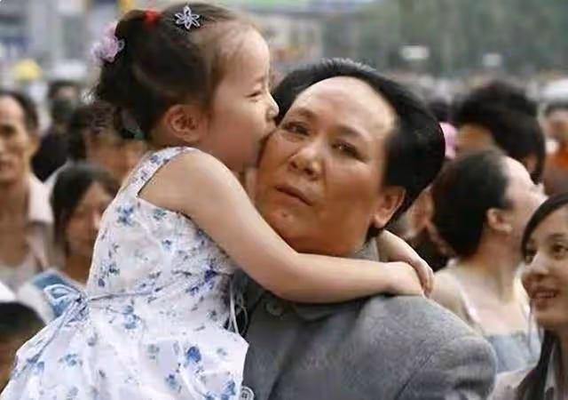 2006年,她參加選秀節目回鄉後走紅,50歲成毛主席唯一女特型演員