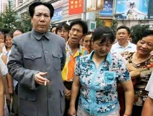 2006年,她參加選秀節目回鄉後走紅,50歲成毛主席唯一女特型演員