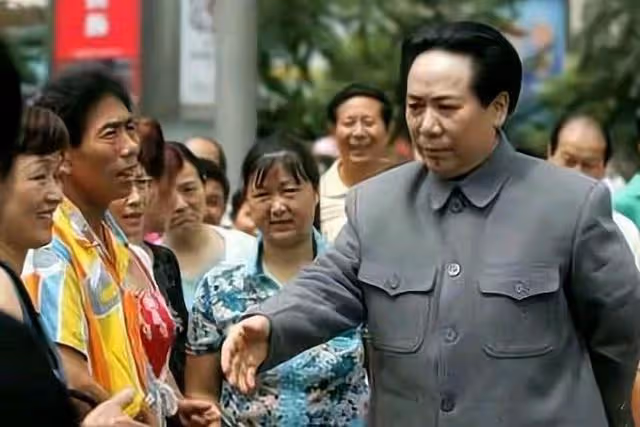 2006年,她參加選秀節目回鄉後走紅,50歲成毛主席唯一女特型演員