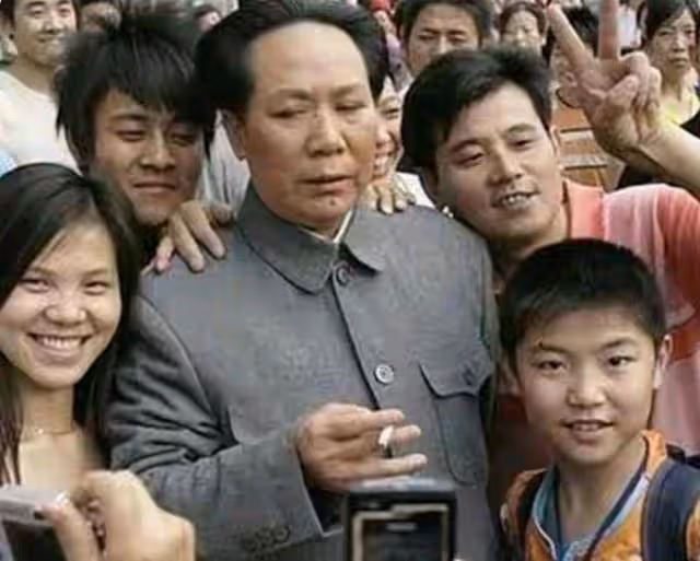 2006年,她參加選秀節目回鄉後走紅,50歲成毛主席唯一女特型演員