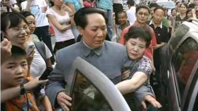 2006年,她參加選秀節目回鄉後走紅,50歲成毛主席唯一女特型演員