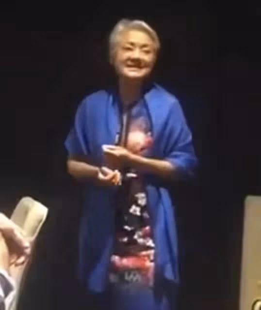 驚喜！73歲香港知名女歌手罕見露面獻唱，曾不幸患上乳癌歷經坎坷