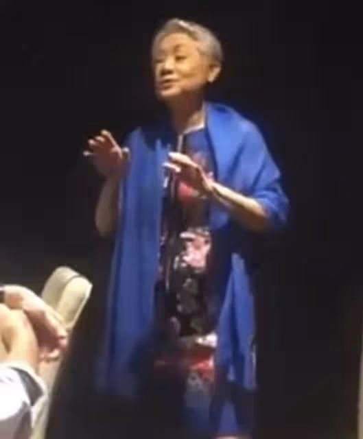 驚喜！73歲香港知名女歌手罕見露面獻唱，曾不幸患上乳癌歷經坎坷
