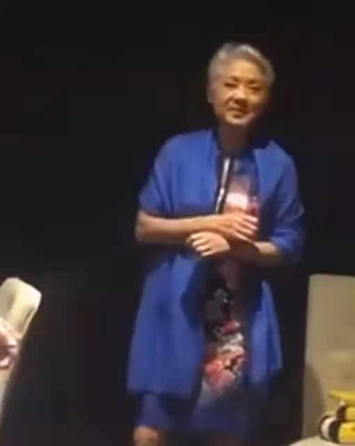 驚喜！73歲香港知名女歌手罕見露面獻唱，曾不幸患上乳癌歷經坎坷