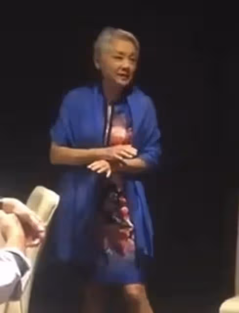 驚喜！73歲香港知名女歌手罕見露面獻唱，曾不幸患上乳癌歷經坎坷