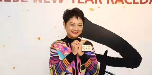 驚喜！73歲香港知名女歌手罕見露面獻唱，曾不幸患上乳癌歷經坎坷