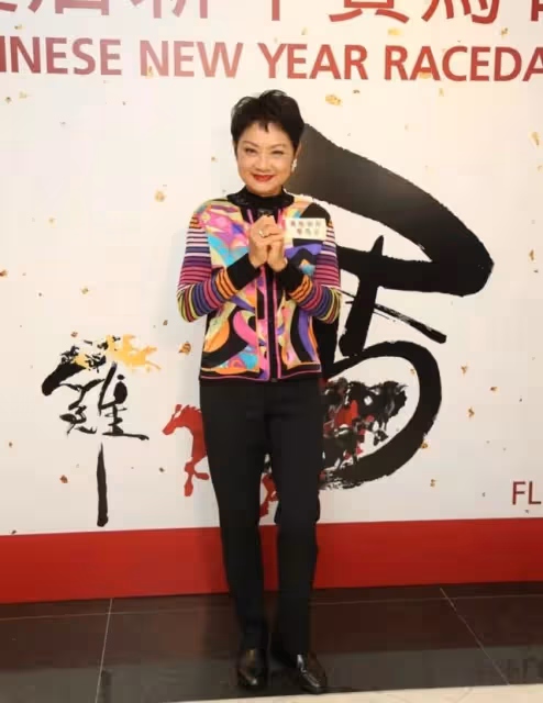驚喜!73歲香港知名女歌手罕見露面獻唱,曾不幸患上乳癌歷經坎坷