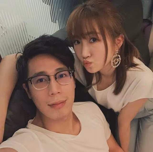 恭喜!27歲港姐宣布懷孕4個半月,2個月前才戴滿金器風光嫁富豪