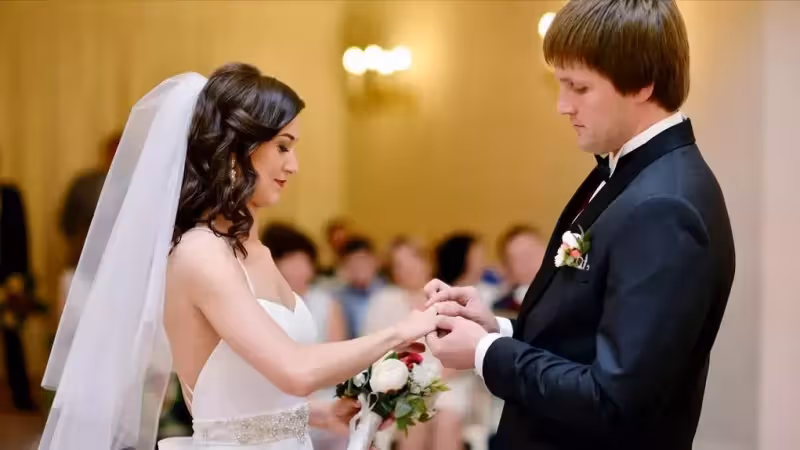 結婚當天,大姑姐拿走新娘的三金,新娘氣得當場退婚:這婚不結了