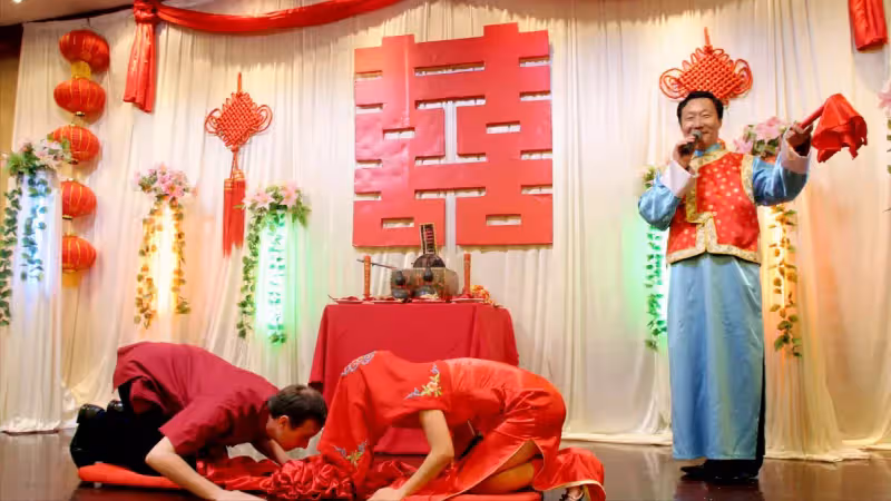 結婚當天,大姑姐拿走新娘的三金,新娘氣得當場退婚:這婚不結了