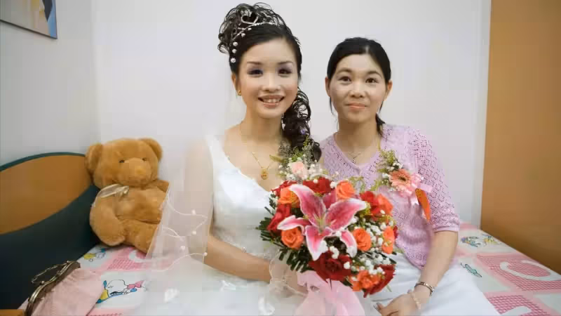 結婚當天,大姑姐拿走新娘的三金,新娘氣得當場退婚:這婚不結了