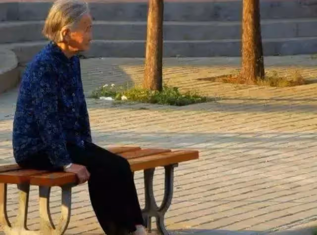 「早知如此,我寧願讓孩子啃老」,母親到了晚年,道出了心聲