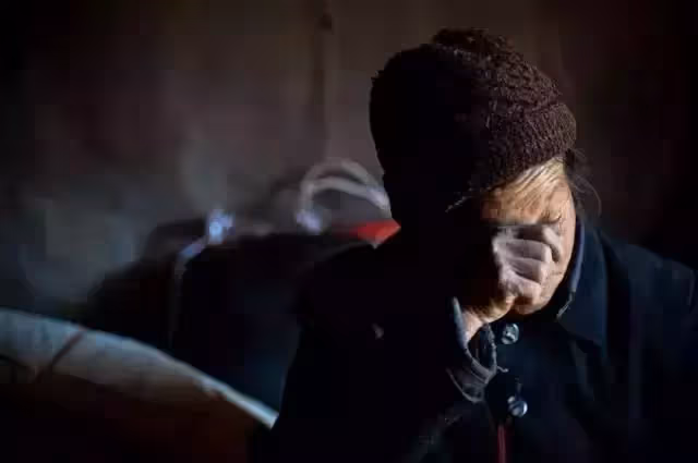 「早知如此,我寧願讓孩子啃老」,母親到了晚年,道出了心聲