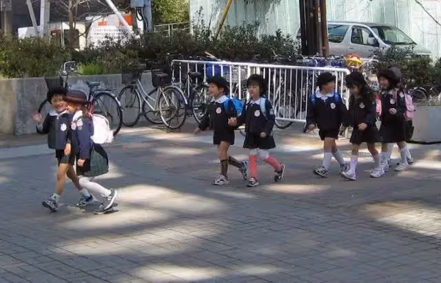 「早知如此,我寧願讓孩子啃老」,母親到了晚年,道出了心聲