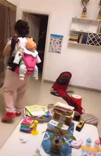 雙胞胎同時哭!新手媽崩潰帶娃「前後各揹一個」吃中午剩飯 老公回家「見眼前心酸畫面」:老婆真的偉大