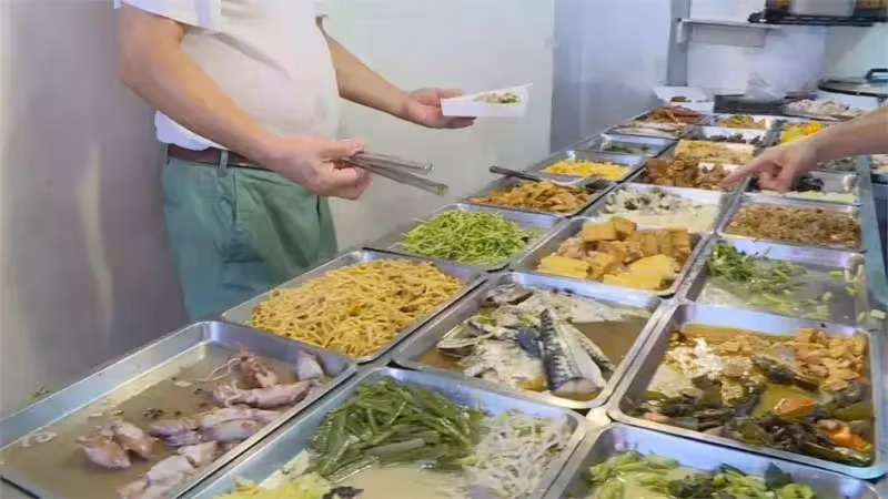 只買3碗白飯!單親2寶媽不敢夾肉「掏空皮夾湊錢」 自助餐老闆含淚「她不願領愛心餐」霸氣出手了