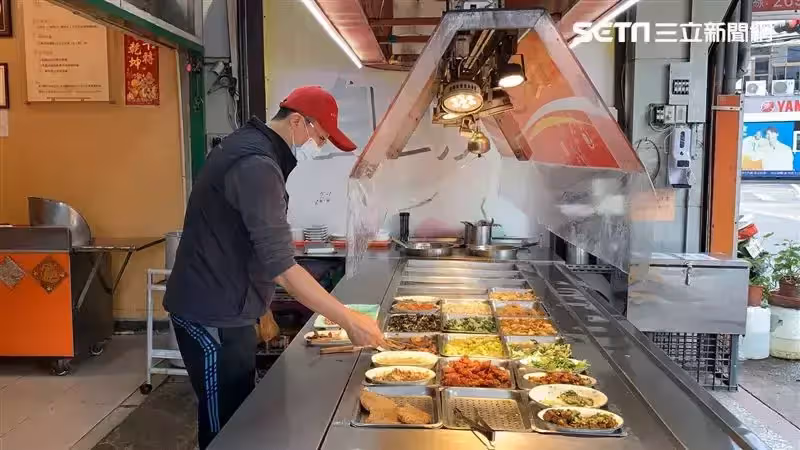 只買3碗白飯!單親2寶媽不敢夾肉「掏空皮夾湊錢」 自助餐老闆含淚「她不願領愛心餐」霸氣出手了