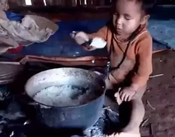 父去世母出走!5歲小男孩「獨自生活」一鍋米飯吃幾天卻拒絕領養 「我要等媽媽回來」眾人泛淚:渴望愛的孩子讓人心疼