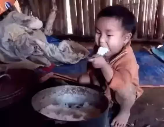 父去世母出走!5歲小男孩「獨自生活」一鍋米飯吃幾天卻拒絕領養 「我要等媽媽回來」眾人泛淚:渴望愛的孩子讓人心疼