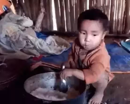 父去世母出走!5歲小男孩「獨自生活」一鍋米飯吃幾天卻拒絕領養 「我要等媽媽回來」眾人泛淚:渴望愛的孩子讓人心疼