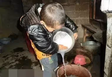 父去世母出走!5歲小男孩「獨自生活」一鍋米飯吃幾天卻拒絕領養 「我要等媽媽回來」眾人泛淚:渴望愛的孩子讓人心疼