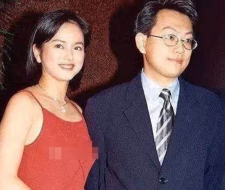 22歲嫁入豪門，5年後成為香港人的笑料，前夫一句話讓她身敗名裂
