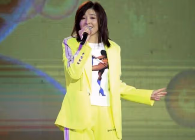 知名歌手跨年表演狀況頻出!遞麥給觀眾接力唱沒聲音,還被撞到頭
